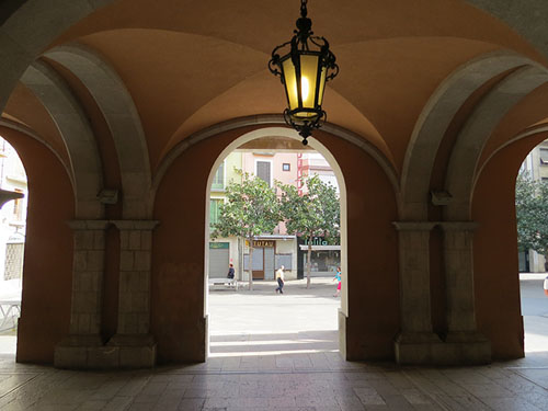 Pla&ccedil;a de l'Ajuntament des de les voltes d'entrada a l'edifici