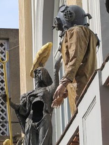 Teatre-Museu Salvador Dal&iacute;. Detall de la fa&ccedil;ana