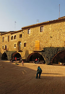 Pla&ccedil;a major de Monells (Pla&ccedil;a de Jaume I)