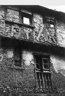 Part de la fa&ccedil;ana d'una casa amb tancaments de fusta al carrer de la Morena de Puigcerd&agrave;. 1931