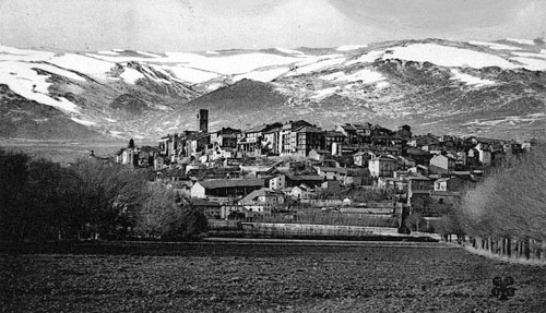 Vista general de Puigcerd&agrave; amb les muntanyes nevades al fons. 1925-1930