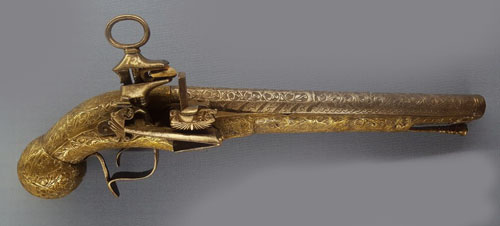 Pistola de pany de pedra foguera amb la marca del panyetaire Valls i l'encep recobert amb planxa de llaut&oacute; repussada. Segle XVII