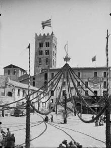 La pla&ccedil;a de l'Ajuntament de Ripoll en un dia de festes. 1893
