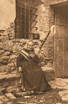 Museu Folkl&ograve;ric de Ripoll. Vella filant c&agrave;nem. 1920-1930