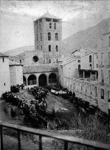 Process&oacute; al monestir de Santa Maria de Ripoll, en el moment de la inauguraci&oacute; de les obres. 21 de mar&ccedil; de 1886