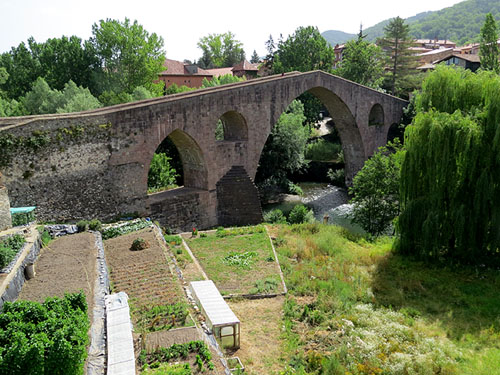 Pont Vell sobre el Ter. Edificat originalment al segle XII, va ser destru&iuml;t durant la retirada republicana del 1939, i reconstru&iuml;t el 1976