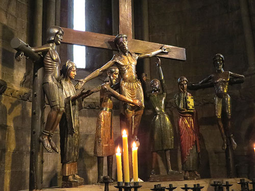 Conjunt escult&ograve;ric del Davallament que presideix l'absis major del monestir de Sant Joan de les Abadesses, tallat el 1250 i considerat com una de les mostres m&eacute;s destacades del rom&agrave;nic catal&agrave;