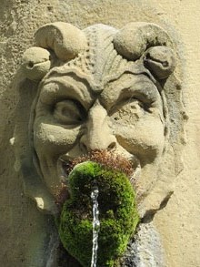 Detall de la font ornamental, obra de Josep Camps, a la pla&ccedil;a d'Anselm Clav&eacute;