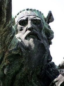 Detall de l'est&agrave;tua del comte Arnau a la pla&ccedil;a d'Anselm Clav&eacute;