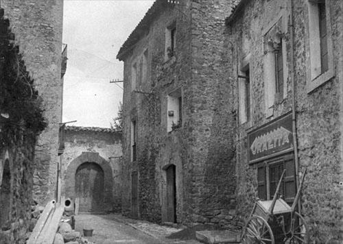 Carrer i fa&ccedil;ana del Palau Abacial de Sant Joan de les Abadesses, 1929