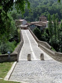 El Pont Vell. Edificat originalment al segle XII, va ser destru&iuml;t durant la retirada republicana del 1939, i reconstru&iuml;t el 1976