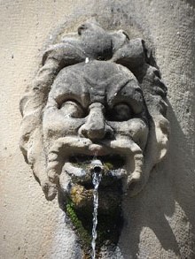 Detall de la font ornamental, obra de Josep Camps, a la pla&ccedil;a d'Anselm Clav&eacute;