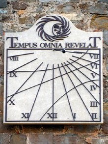 Rellotge de sol al campanar de l'esgl&eacute;sia de Sant Pol, a la pla&ccedil;a d'Anselm Clav&eacute;