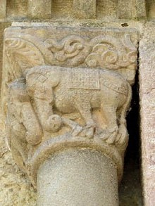 Elefants enfrontats. Capitell de la cap&ccedil;alera del monestir