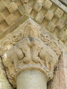 Elefants enfrontats. Capitell de la cap&ccedil;alera del monestir