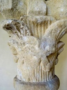 Capitell. Restes del claustre rom&agrave;nic del monestir