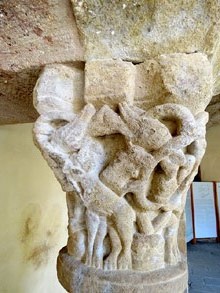 Capitell. Restes del claustre rom&agrave;nic del monestir