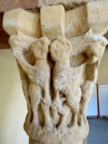 Capitell. Restes del claustre rom&agrave;nic del monestir