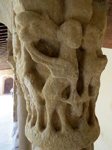 Capitell. Restes del claustre rom&agrave;nic del monestir