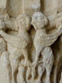 Restes del claustre rom&agrave;nic. Detall de capitell