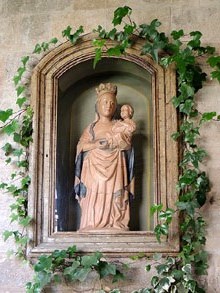 Imatge en una forn&iacute;cula al claustre del monestir