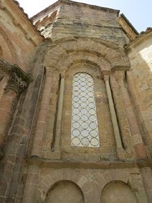 Detall de la cap&ccedil;alera del monestir