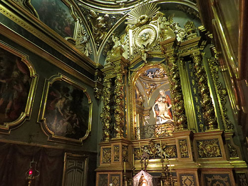 Capella dels Dolors o del Sant&iacute;ssim, d'�poca barroca, amb c�pula i elements decoratius dels tallistes Josep i Jacint Morat&oacute;. Notable talla de la Pietat, obra de Josep Viladomat i Massanas