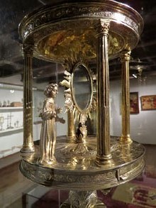 Custodia del Corpus Christi. Obra de l'orfebre barcelon&iacute; Pere Farell, 1584. Argent daurat. &Agrave;ngels del segle XIV