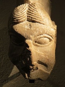 Capitell (fragment amb un rostre hum&agrave;). Segle XII. 24 x 15 x 17 cm