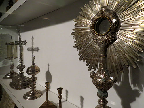 Vitrina amb objectes lit&uacute;rgics d'argent