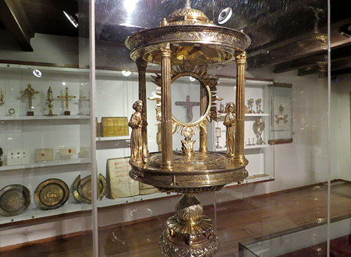 Sala del Museu de Sant Joan de les Abadesses. En primer terme custodia del Corpus Christi. Obra de l'orfebre barcelon&iacute; Pere Farell, 1584. Argent daurat. &Agrave;ngels del segle XIV