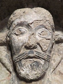 Timp&agrave; de l'esgl&eacute;sia de Sant Pol. Segle XII. Detall del cap de Crist. Original del Museu de Sant Joan de les Abadesses