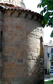 Absis de l'esgl&eacute;sia de Sant Pol. Al fons, est&agrave;tuta del comte Arnau, a la pla&ccedil;a d'Anselm Clav&eacute;