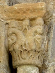 Capitell de la portalada de l'esgl&eacute;sia de Sant Pol