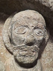Timp&agrave; de l'esgl&eacute;sia de Sant Pol. Segle XII. Detall del cap de Sant Pere. Original del Museu de Sant Joan de les Abadesses