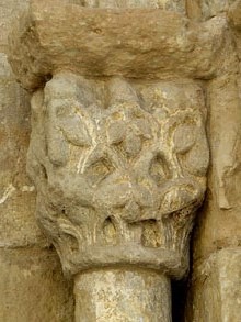 Capitell de la portalada de l'esgl&eacute;sia de Sant Pol