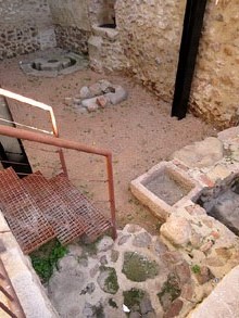 Espai arqueol&ograve;gic de Can Can D&eacute;u-Siau. Al fons s'observa la pedra de lliura o contrap&egrave;s de la gran premsa de biga