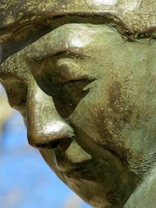 Detall del monument a Sant Salvador d'Horta al parc que li &eacute;s dedicat