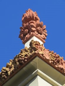 Detall de la fa&ccedil;ana de l'edifici de la Llar de Pensionistes i Jubilats de Santa Coloma de Farners