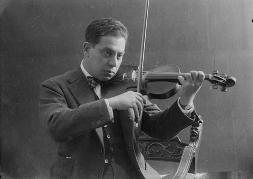 Retrat d'estudi del m&uacute;sic i compositor Josep Gravalosa Geron&eacute;s (Santa Coloma de Farners 23/07/1882 - Sant Feliu de Gu&iacute;xols 24/09/1975) tocant el viol&iacute;. 1925-1930