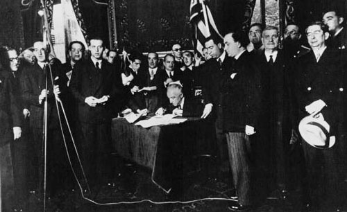 Signatura de l'Estatut d'Autonomia (Estatut de N&uacute;ria) pel President de la Rep�blica Niceto Alcal&agrave; Zamora a Donosti, setembre de 1932