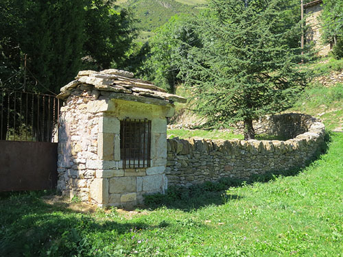 Entrada al cementiri annex a l'esgl&eacute;sia de Sant Mart&iacute; d'Ogassa