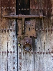 Detall del forrellat de la porta d'acc&eacute;s de l'esgl&eacute;sia de Sant Mart&iacute; d'Ogassa