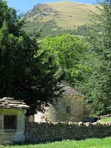Entorn de l'esgl&eacute;sia de Sant Mart&iacute; d'Ogassa