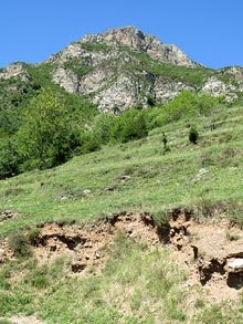 La cinglera de la Serra Cavallera que d&oacute;na nom a l'esgl&eacute;sia