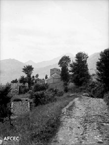 Cam&iacute; vora l'absis de l'esgl&eacute;sia de Sant Mart&iacute; de Surroca. 1939-1955
