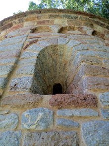 Finestra dels absis de Sant Mart&iacute; de Surroca