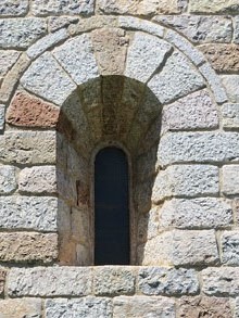 Finestral de la nau de l'esgl&eacute;sia de Sant Mart&iacute; de Surroca