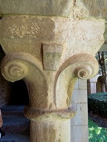 Capitell del claustre de Santa Maria de Vilabertran