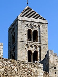 Campanar de l'esgl&eacute;sia de Santa Maria de Vilabertran